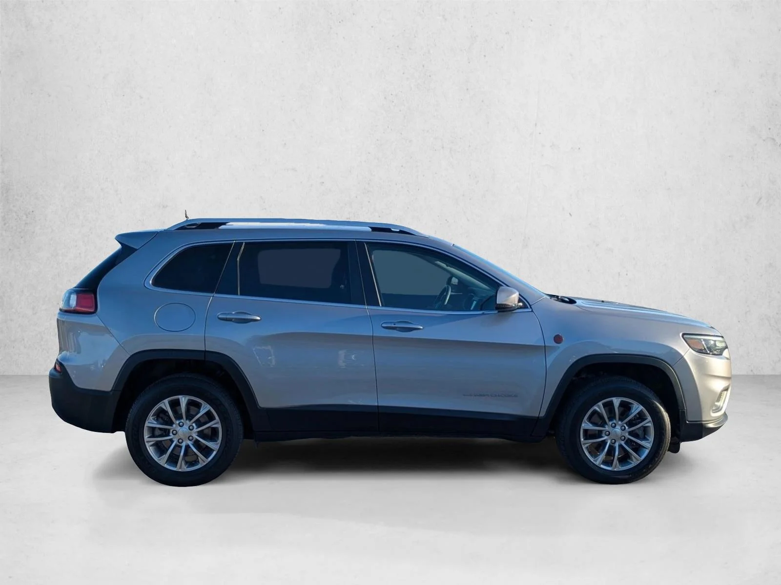 Used 2021 Billet Silver Metallic Clearcoat Jeep Latitude Lux image 4