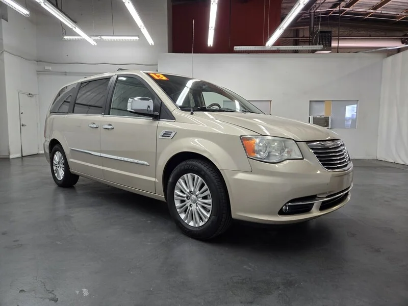 Used 2013 Cashmere Pearl Chrysler Limited image 4
