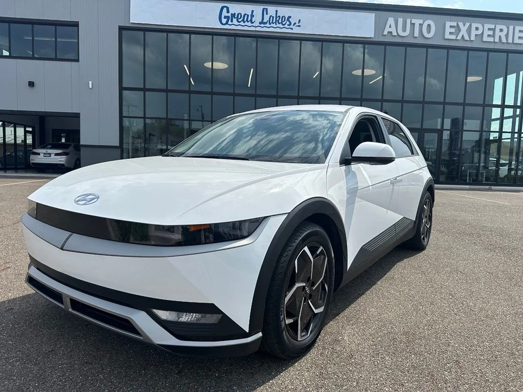 Used 2022 White Hyundai SE image 1