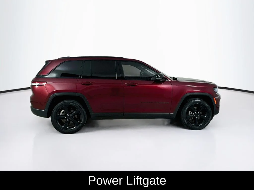 Used 2023 Velvet Red Pearlcoat Jeep Altitude image 9