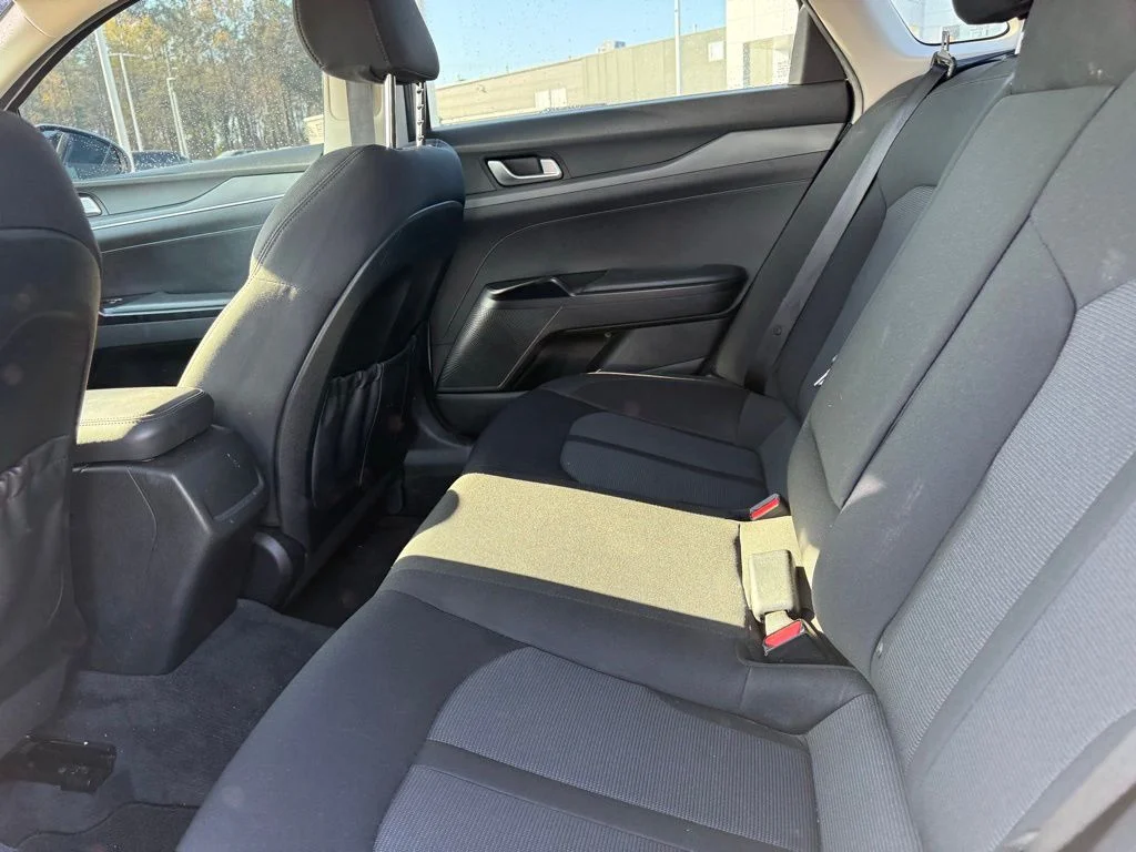 Used 2021 White Kia LXS image 23