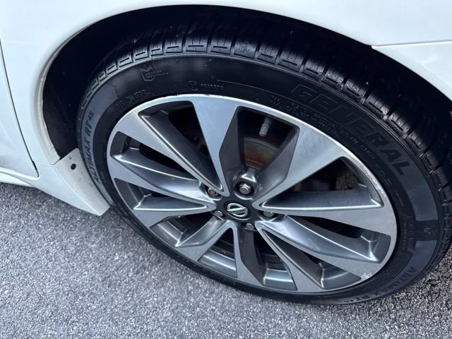 Used 2020 White Nissan Platinum image 5