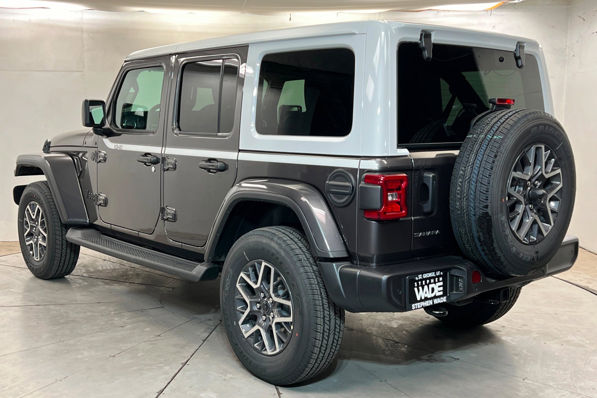 New 2026 Granite Crystal Metallic Clear-Coat Exterior Paint Jeep Sahara image 3