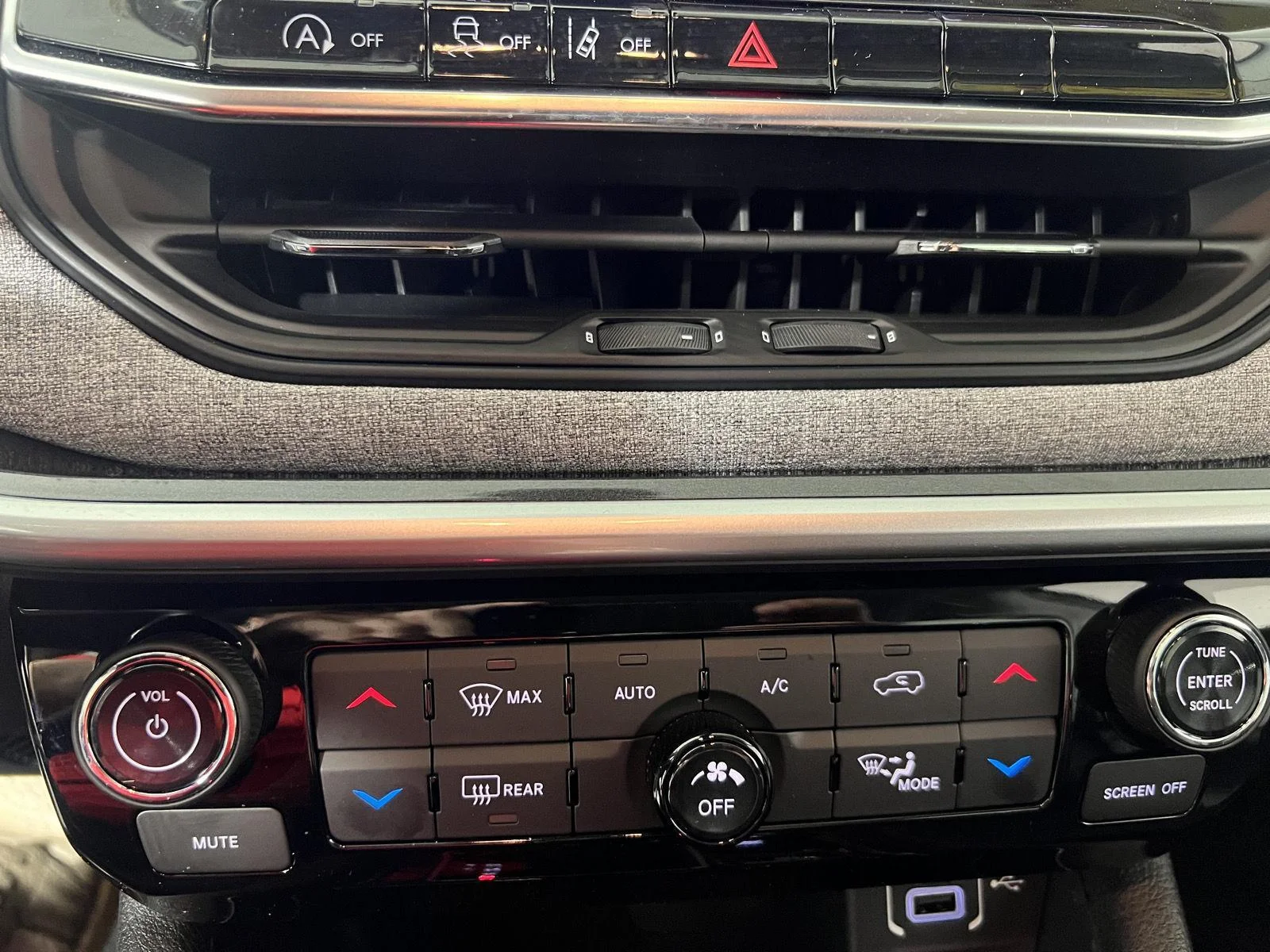 Used 2022  Jeep Latitude image 11