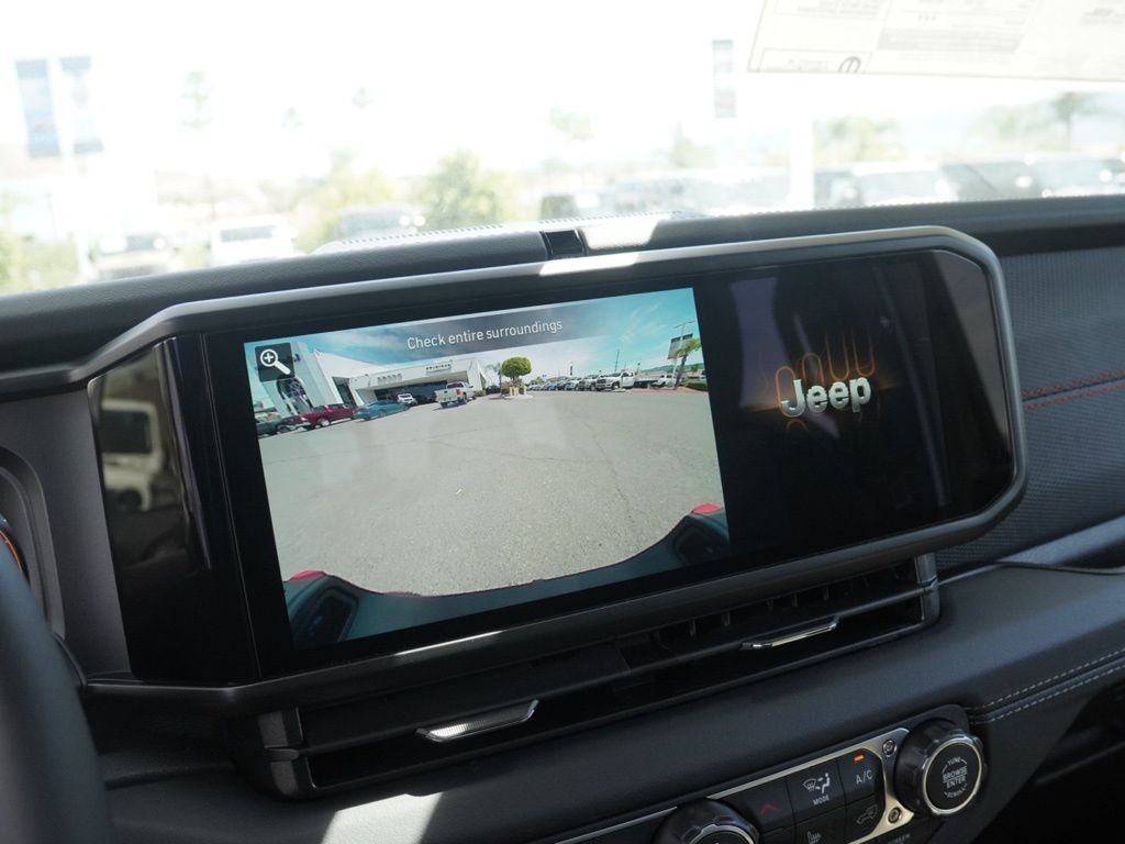 New 2026 Bright White Clear-Coat Exterior Paint Jeep Rubicon image 13