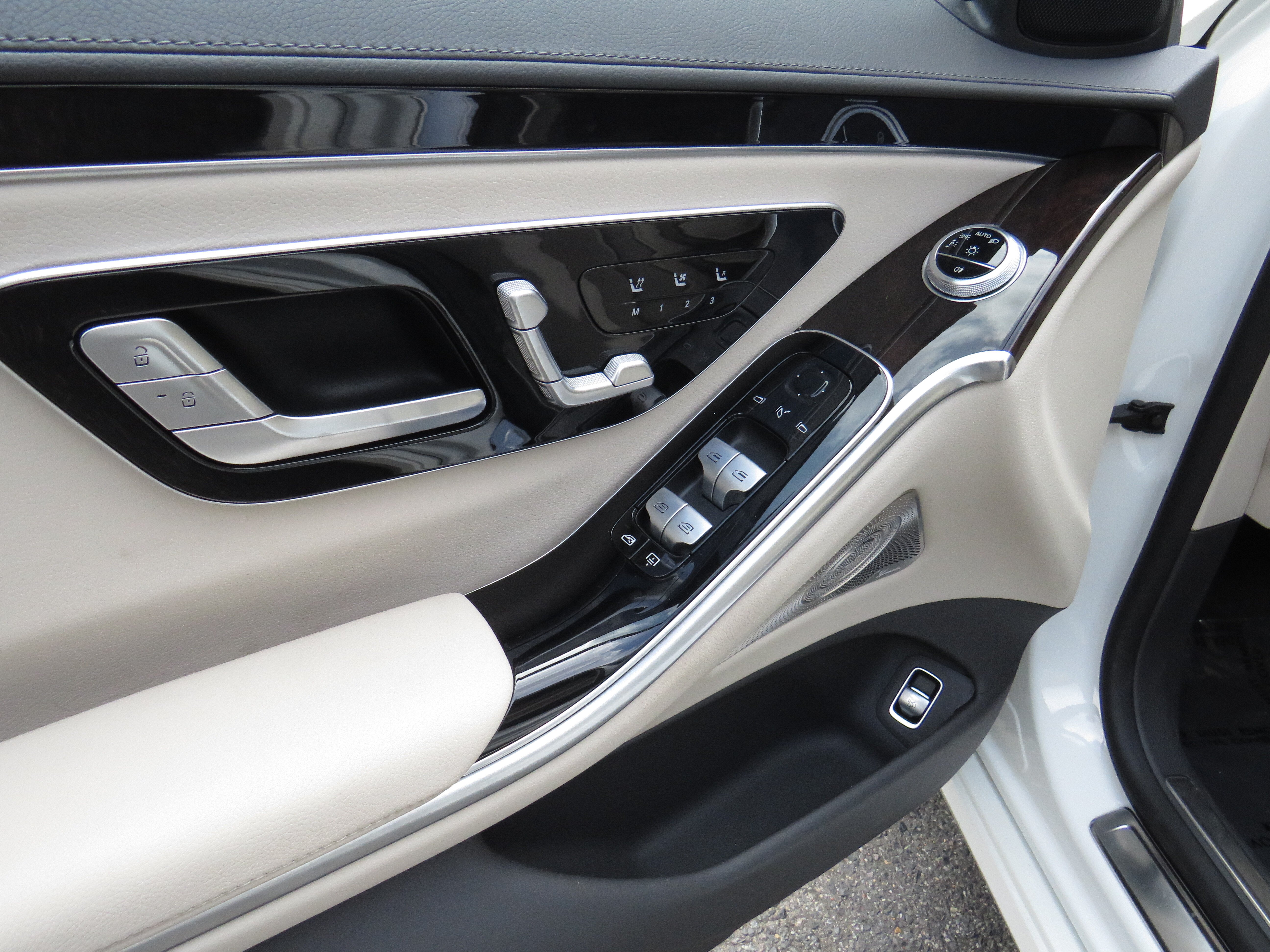 Certified Used 2023 MANUFAKTUR Diamond White Metallic Mercedes-Benz S 500 4MATIC® image 9