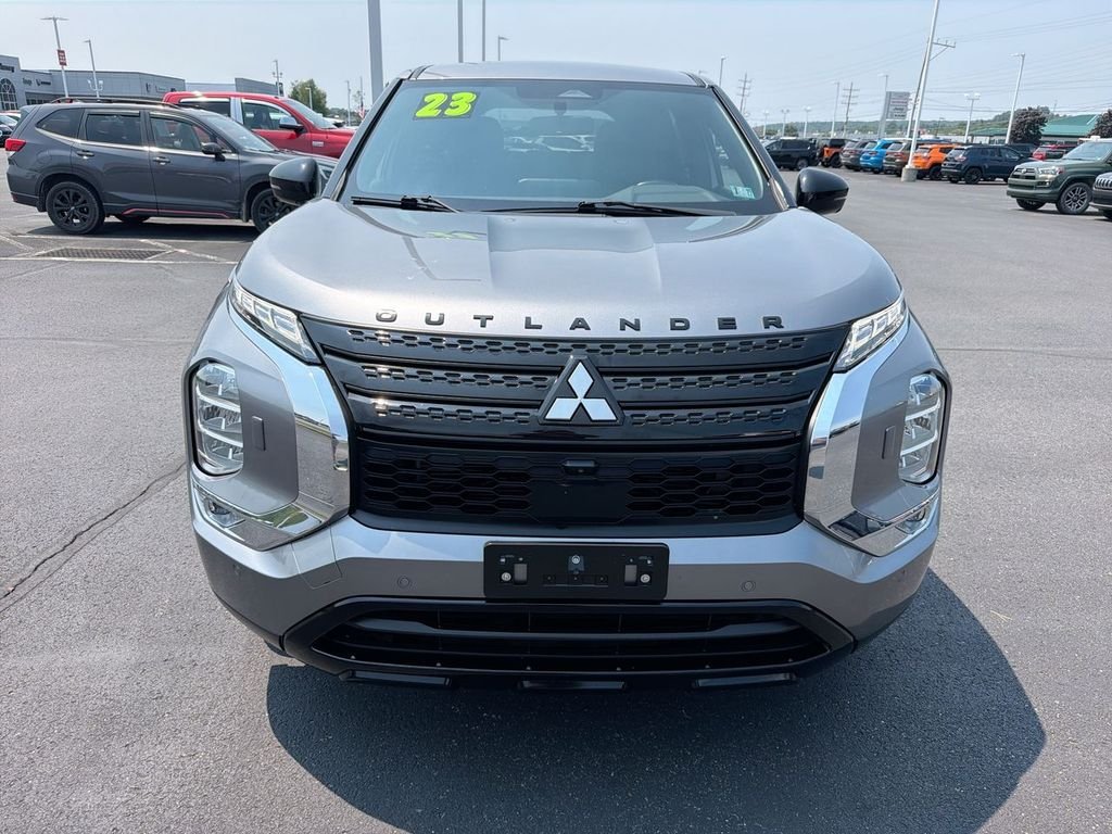 Used 2023  Mitsubishi SE Black Edition image 3