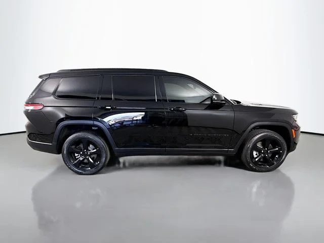 Used 2023 Black Jeep Altitude image 8