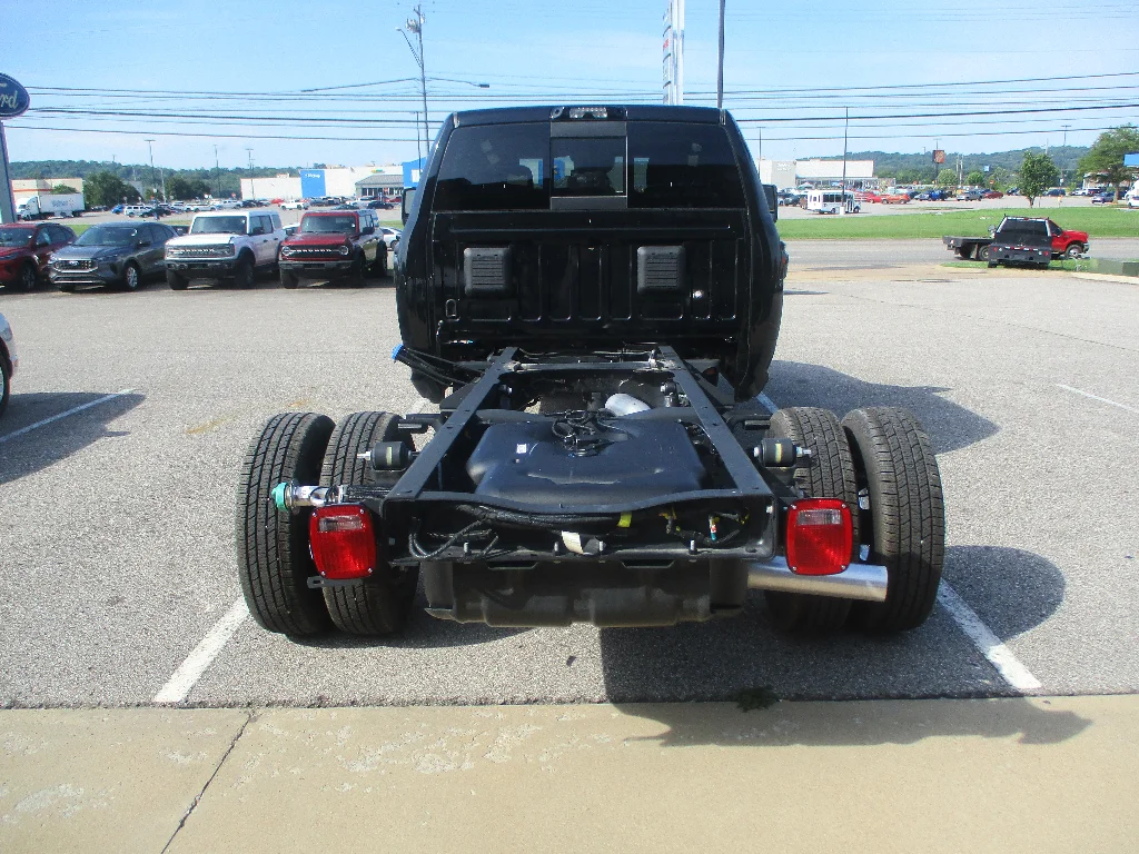 New 2026 Diamond Black Crystal Pearl-Coat Exterior Paint RAM Tradesman image 19