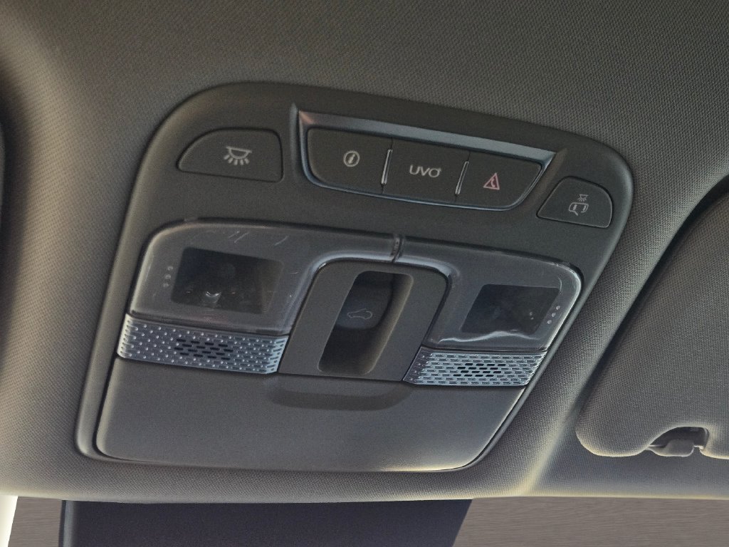 Used 2020 White Kia S image 32