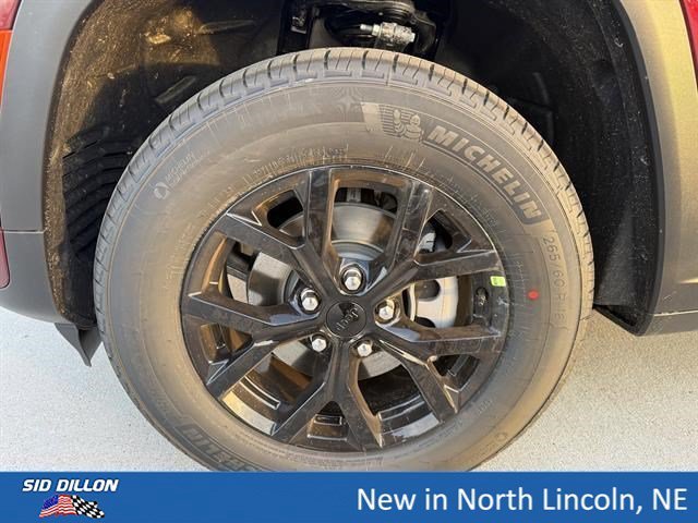 New 2026 Velvet Red Pearl-Coat Exterior Paint Jeep Altitude 4x4 image 5