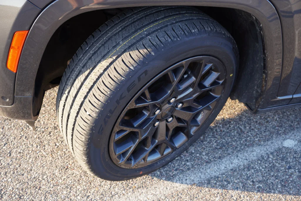 Certified Used 2025 Gray Jeep Summit image 14