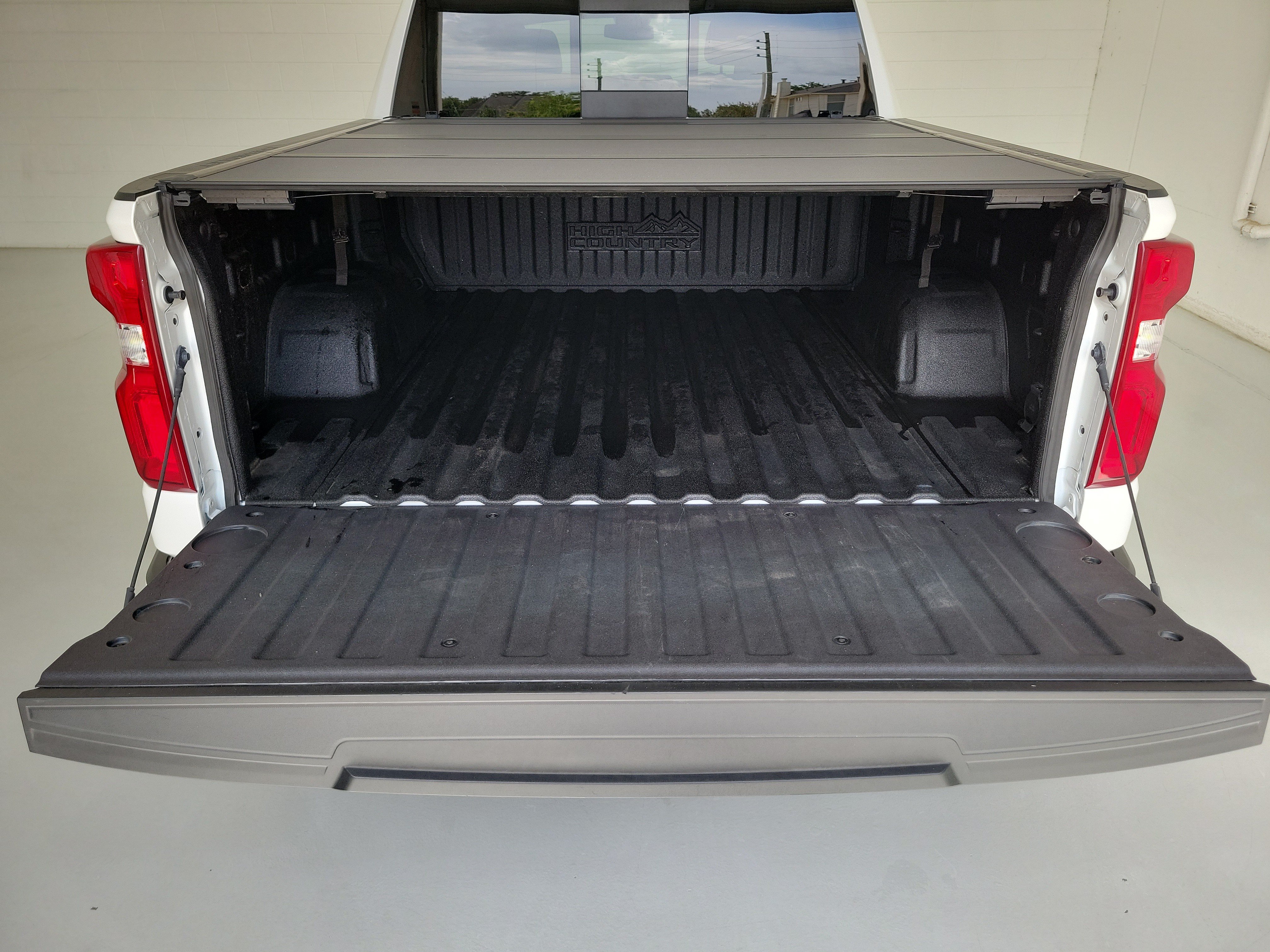 Used 2023 Iridescent Pearl Tricoat Chevrolet High Country image 10
