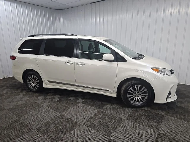 2020 Toyota Sienna XLE