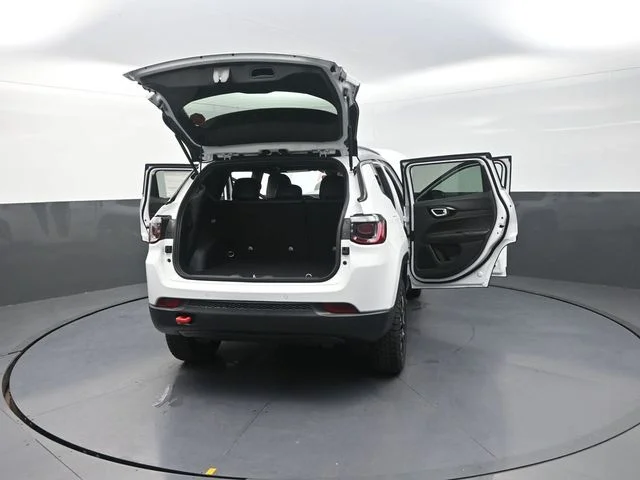 New 2026 Bright White Clear-Coat Exterior Paint Jeep Trailhawk image 34