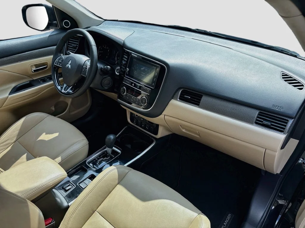 Used 2019 Labrador Black Metallic Mitsubishi SEL image 23