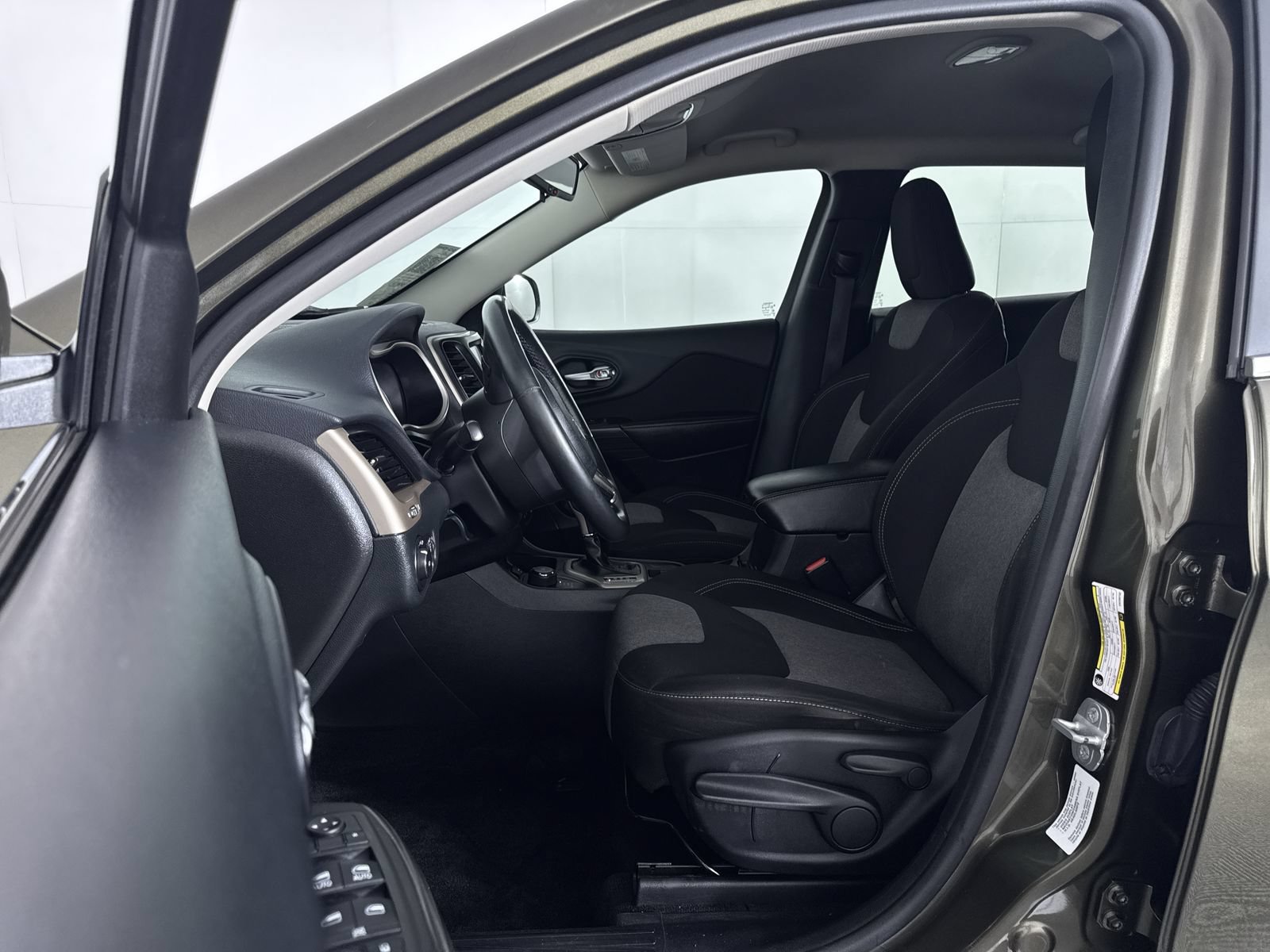 Used 2014 Eco Green Pearlcoat Jeep Latitude image 21