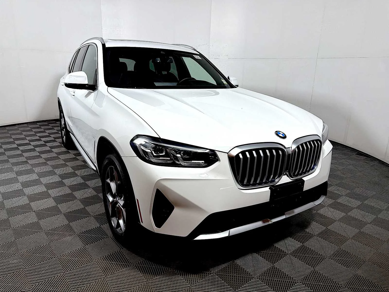 Used 2023 Alpine White BMW xDrive30i image 2