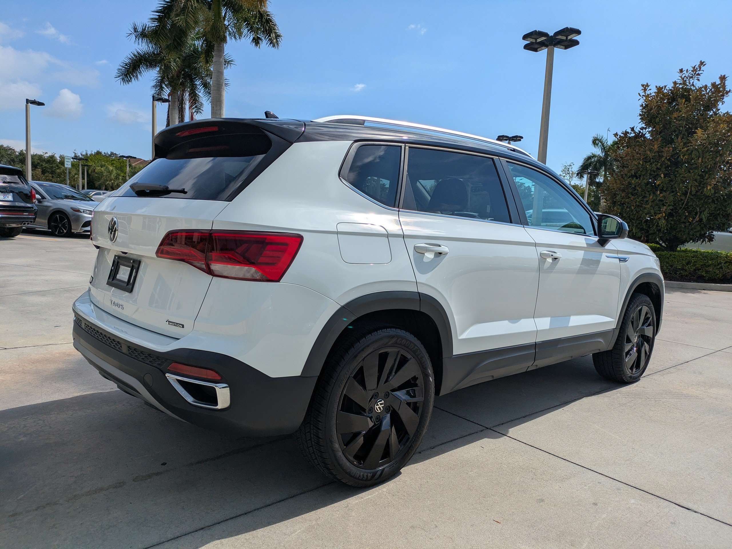 Used 2024  Volkswagen SE image 2