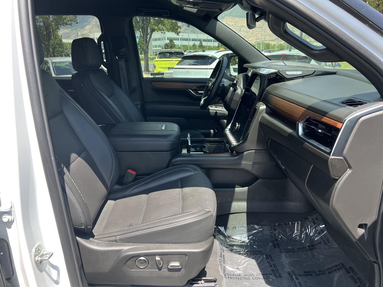 2025 GMC Yukon XL Denali - Photo 17