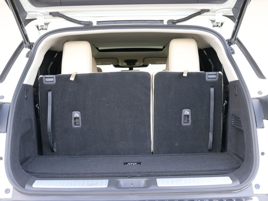 Used 2023 White INFINITI LUXE image 28