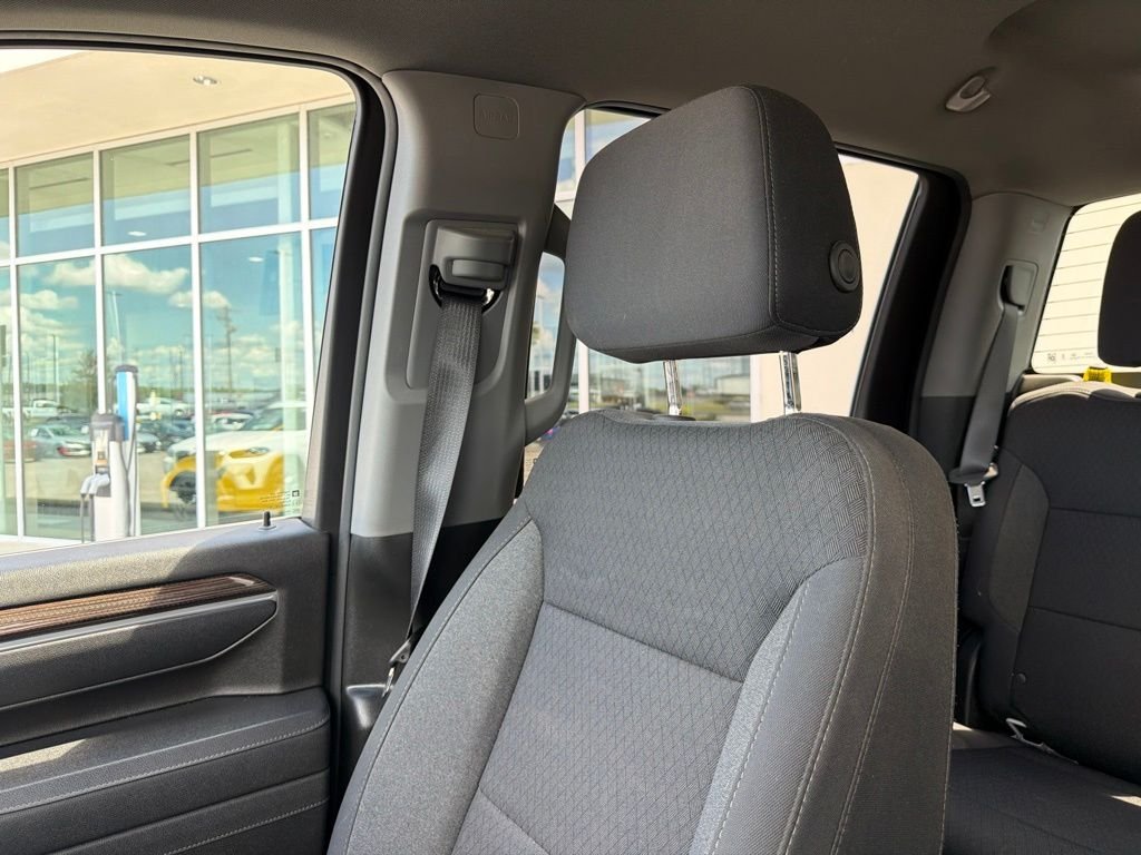 Used 2025 White Chevrolet LT image 25