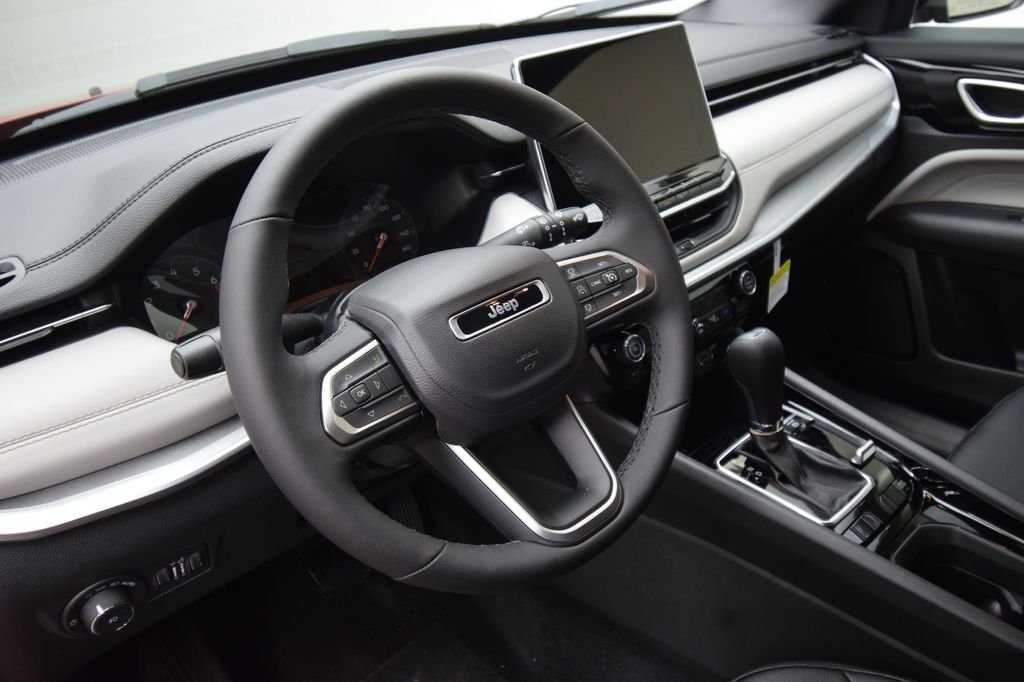 New 2026 Diamond Black Crystal Pearl-Coat Exterior Paint Jeep Limited image 31
