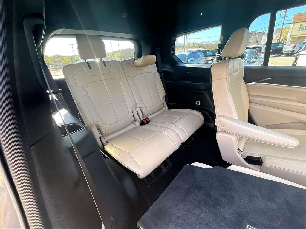 Used 2023 Metallic Jeep Limited image 17