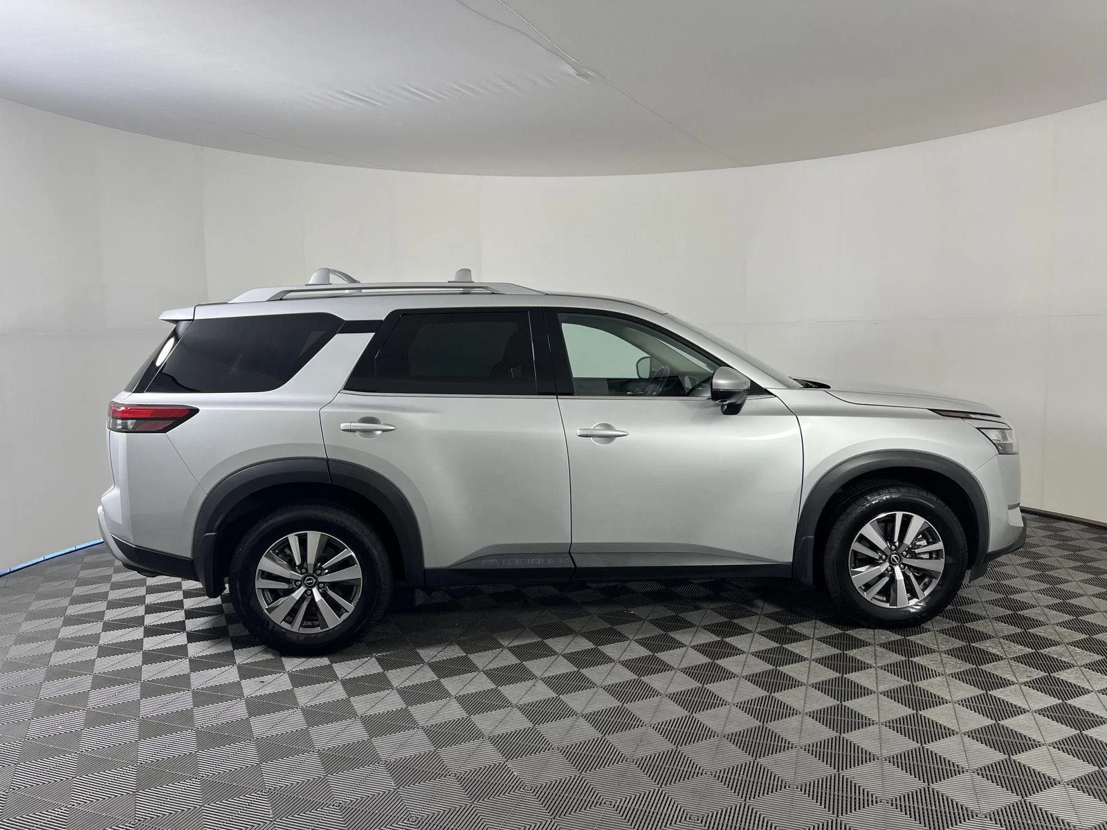 Used 2022 Brilliant Silver Metallic Nissan SL image 12