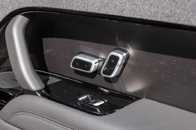 Certified Used 2025 Gray Land Rover Dynamic SE image 40