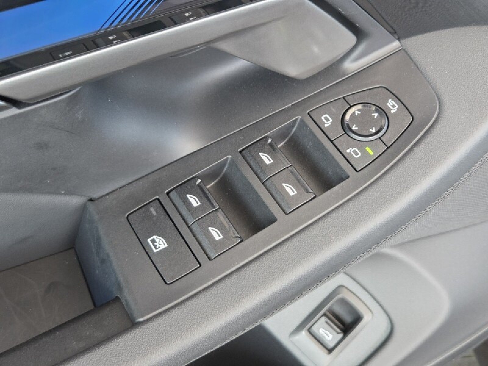 2025 BMW i5 M60 - Photo 24