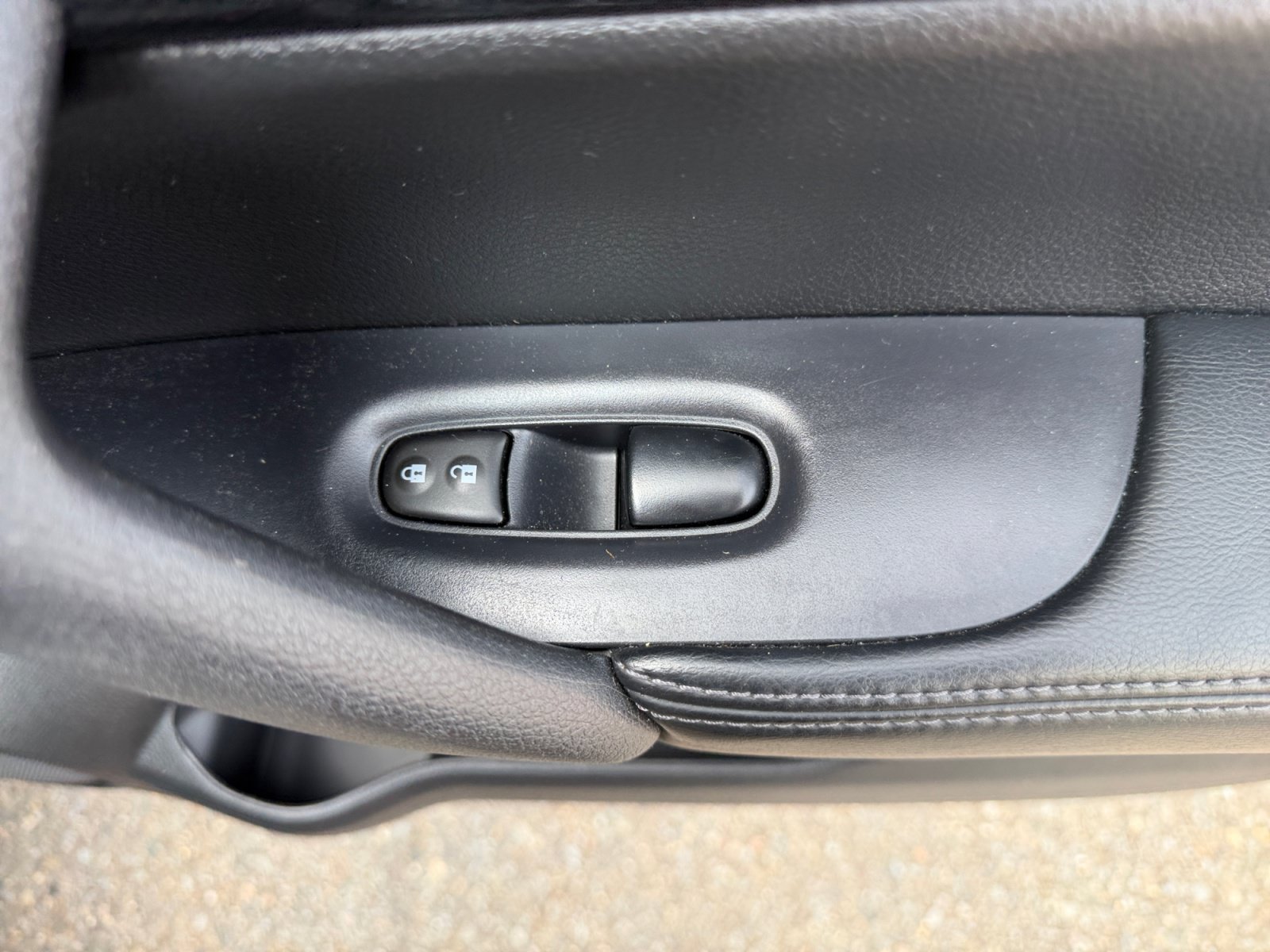 Used 2015 Super Black Nissan SL image 33