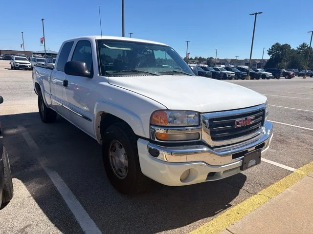 Used 2004 White GMC SLE image 1