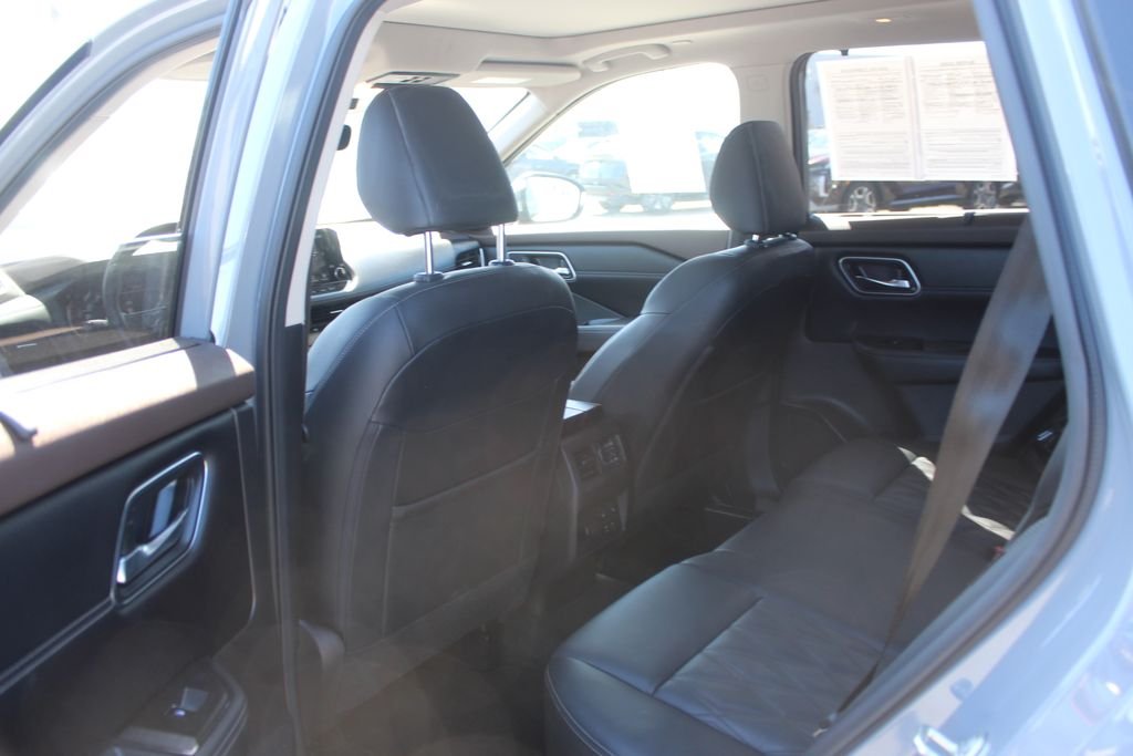 Used 2023 Gray Nissan Platinum image 17