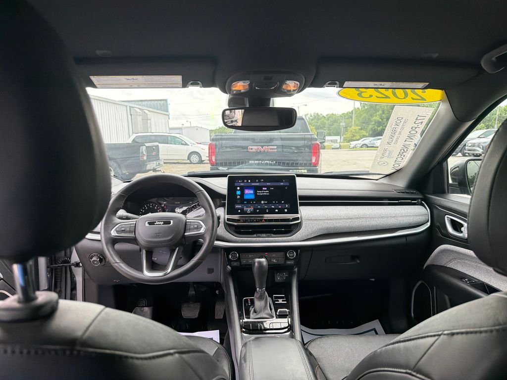 Used 2023 Silver Jeep Latitude Lux image 15