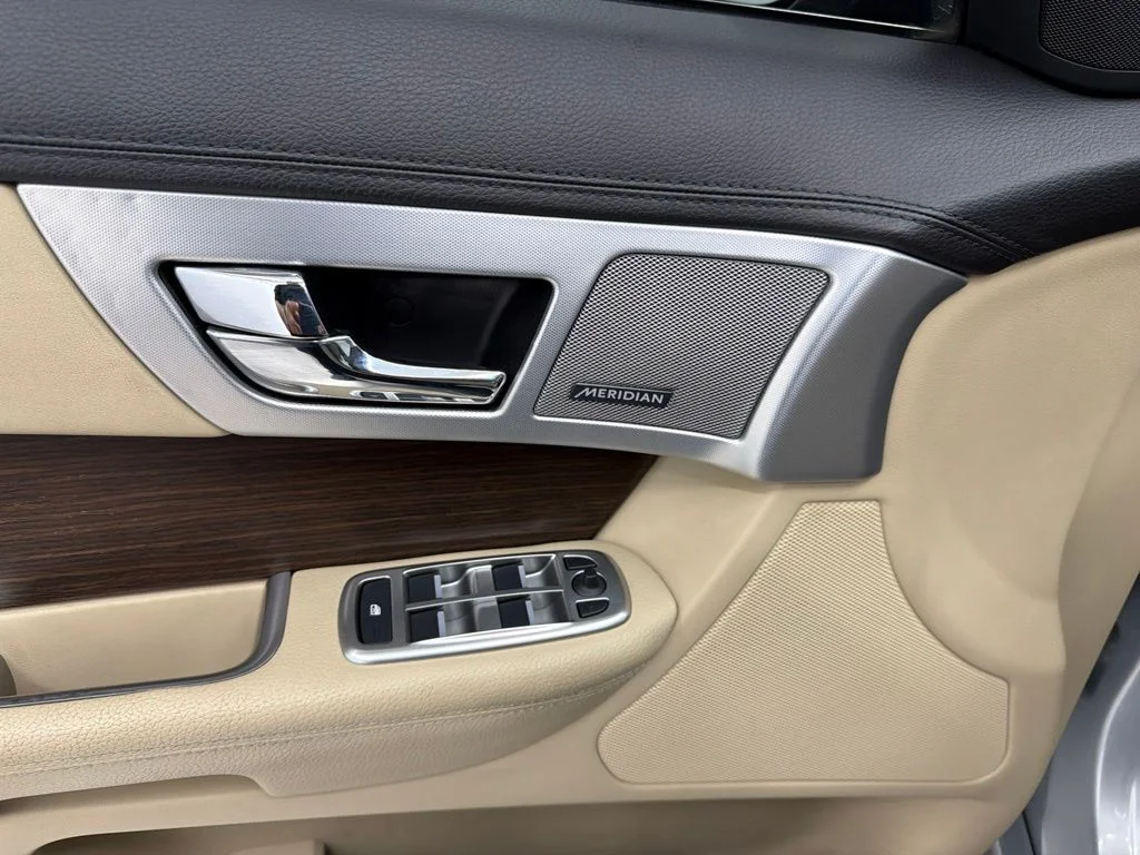 Used 2015  Jaguar 2.0T Premium image 20