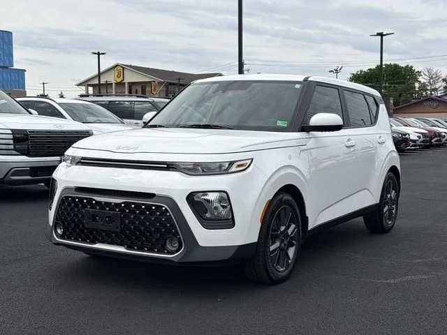 Used 2022 White Kia EX image 1