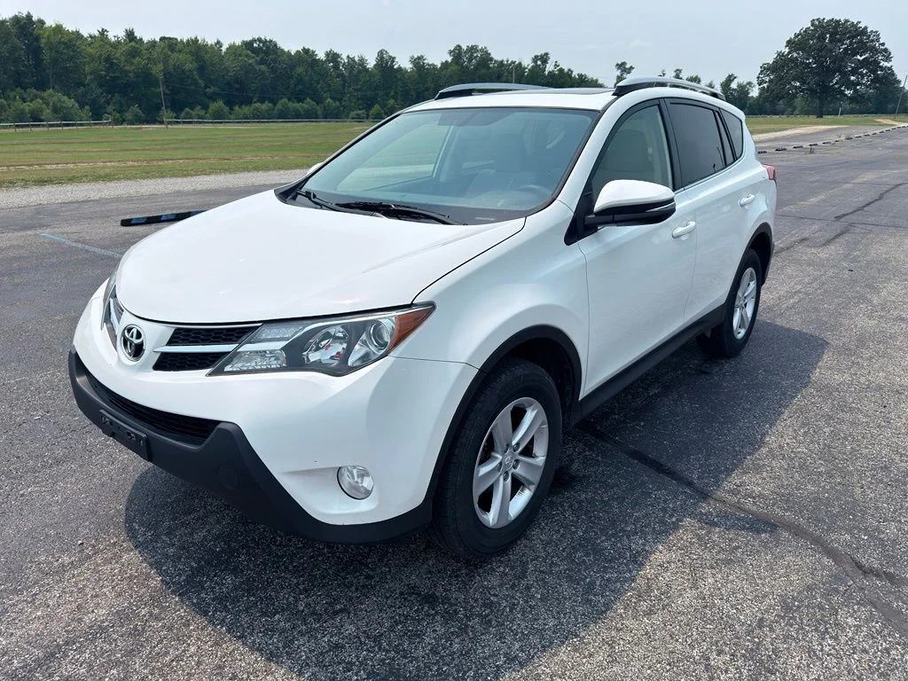 Used 2014 White Toyota XLE image 13