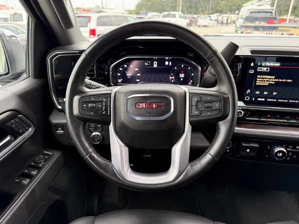 Used 2025 White GMC SLT image 9