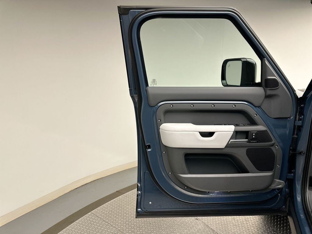 New 2026 Tasman Blue Land Rover S image 9