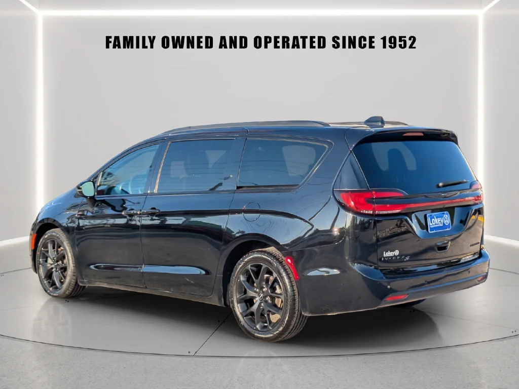 Used 2025 Black Chrysler Limited image 4