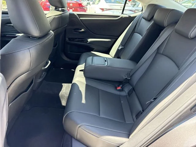 2025 Lexus ES 350 - Photo 23