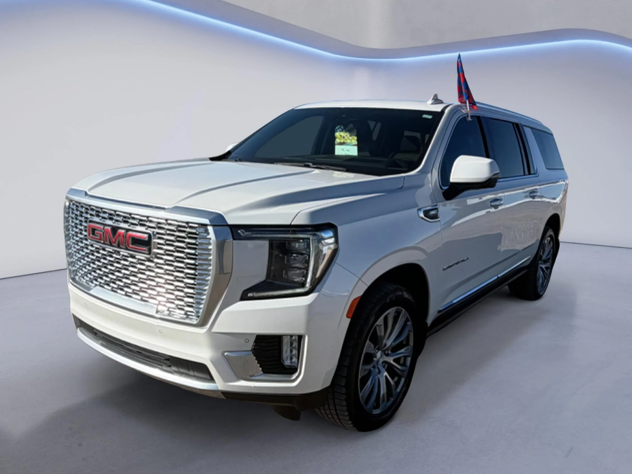 Used 2022 White Frost Tricoat GMC Denali image 1