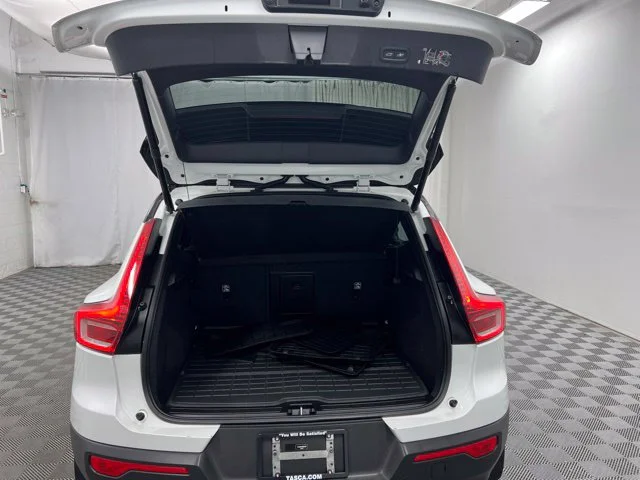 Used 2021 White Volvo R-Design image 8