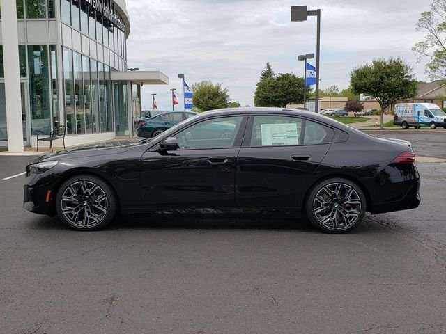 New 2027 Black Sapphire Metallic BMW 550e xDrive image 2