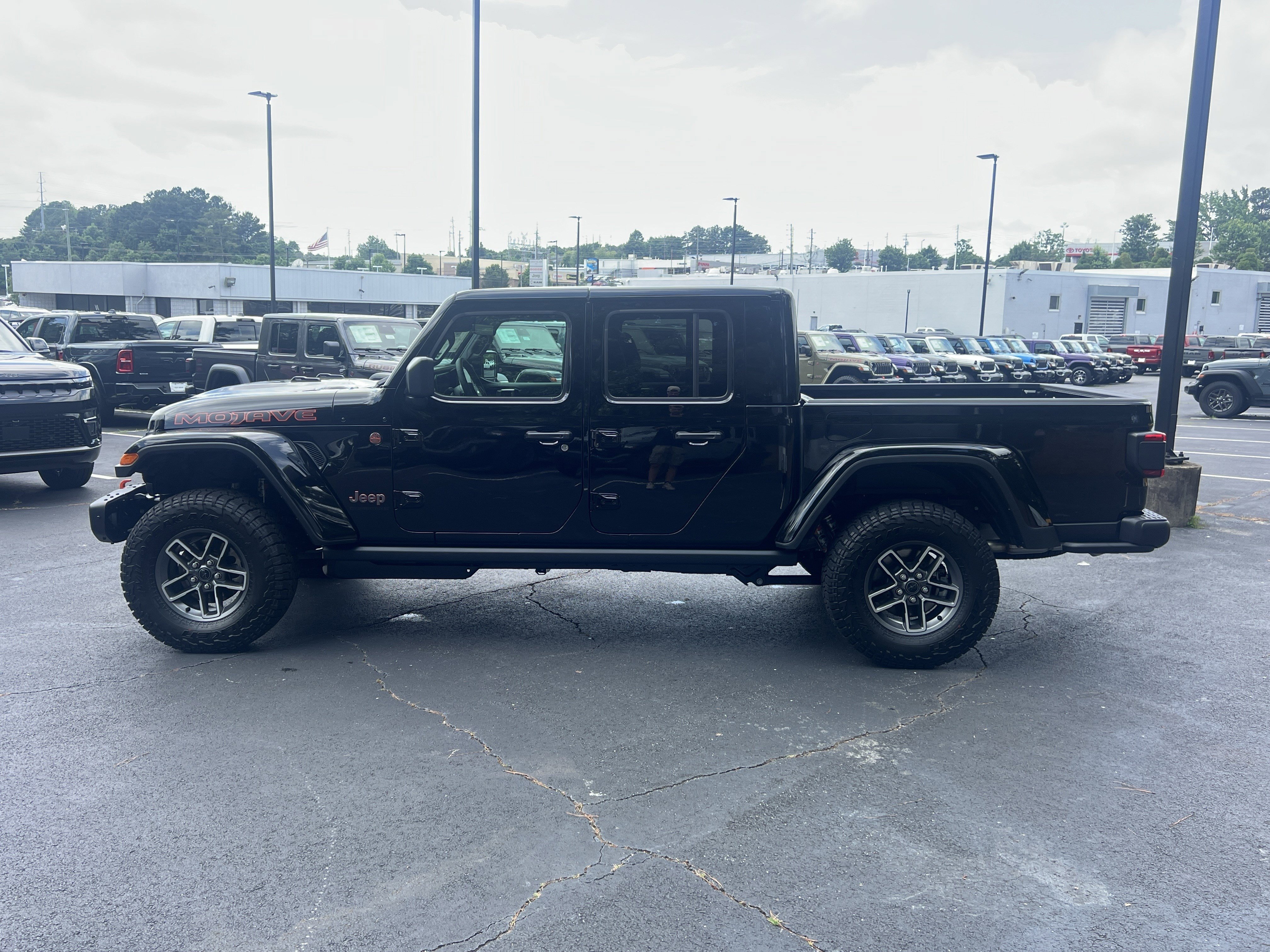 New 2026 Black Clear-Coat Exterior Paint Jeep Mojave X image 4