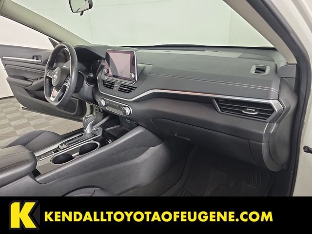 Used 2022 White Nissan 2.5 SV image 27