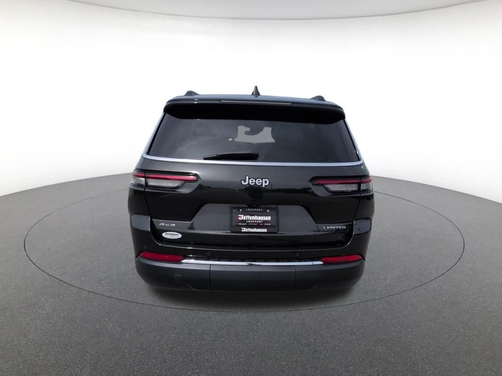 Used 2024  Jeep Limited image 7