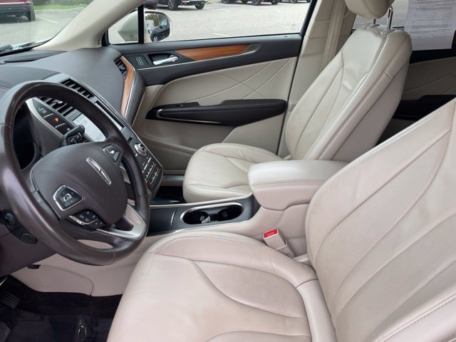 Used 2017 White Gold Metallic Lincoln Select image 18