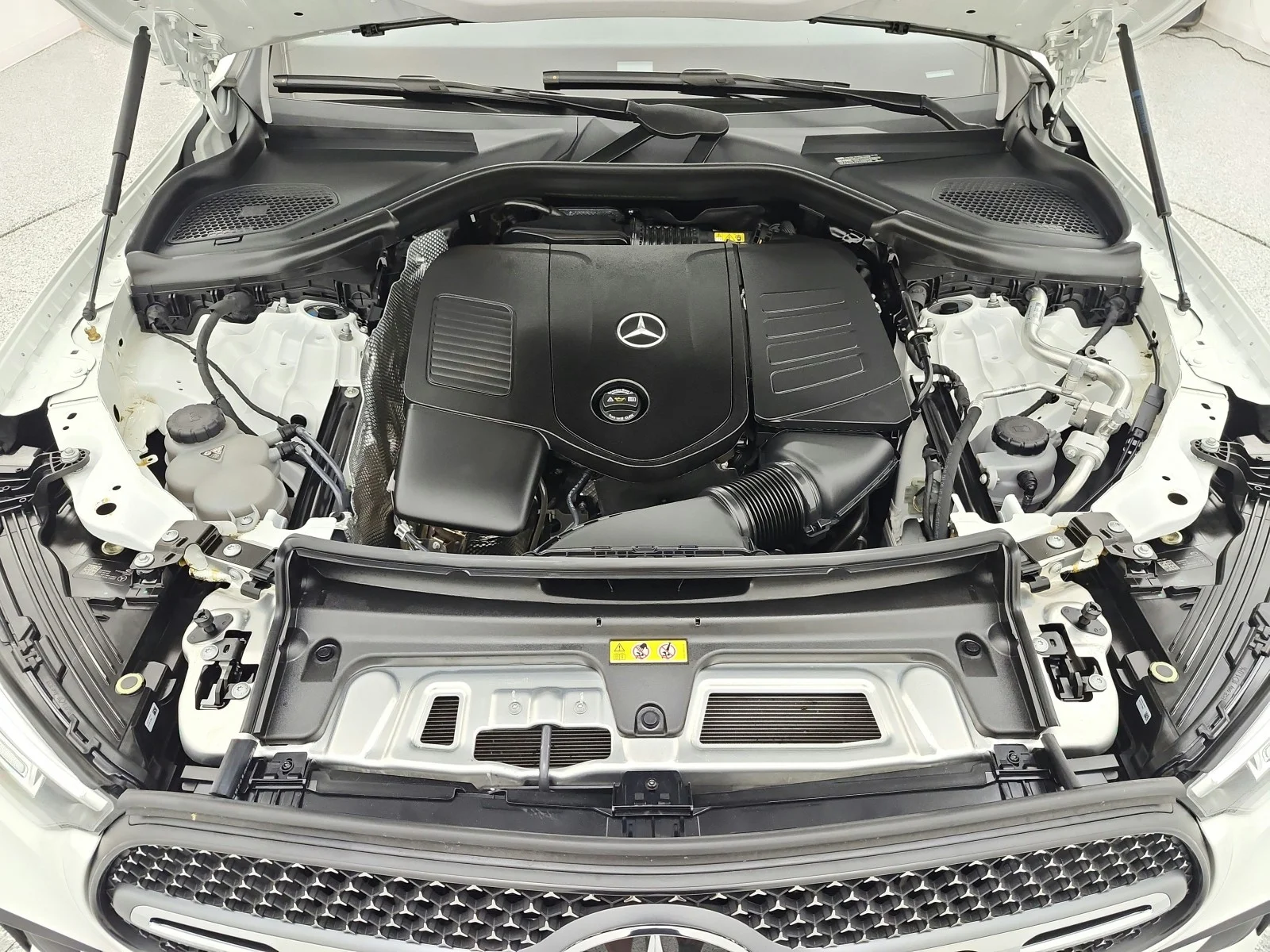 Used 2024 Polar White Mercedes-Benz GLC 300 SUV image 16